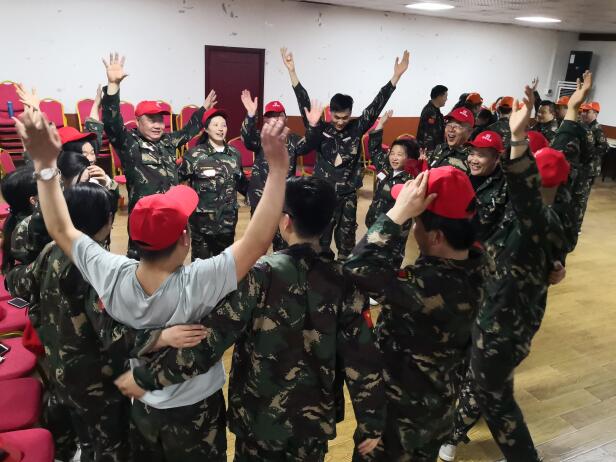 賦安防火門參加拓展訓(xùn)練